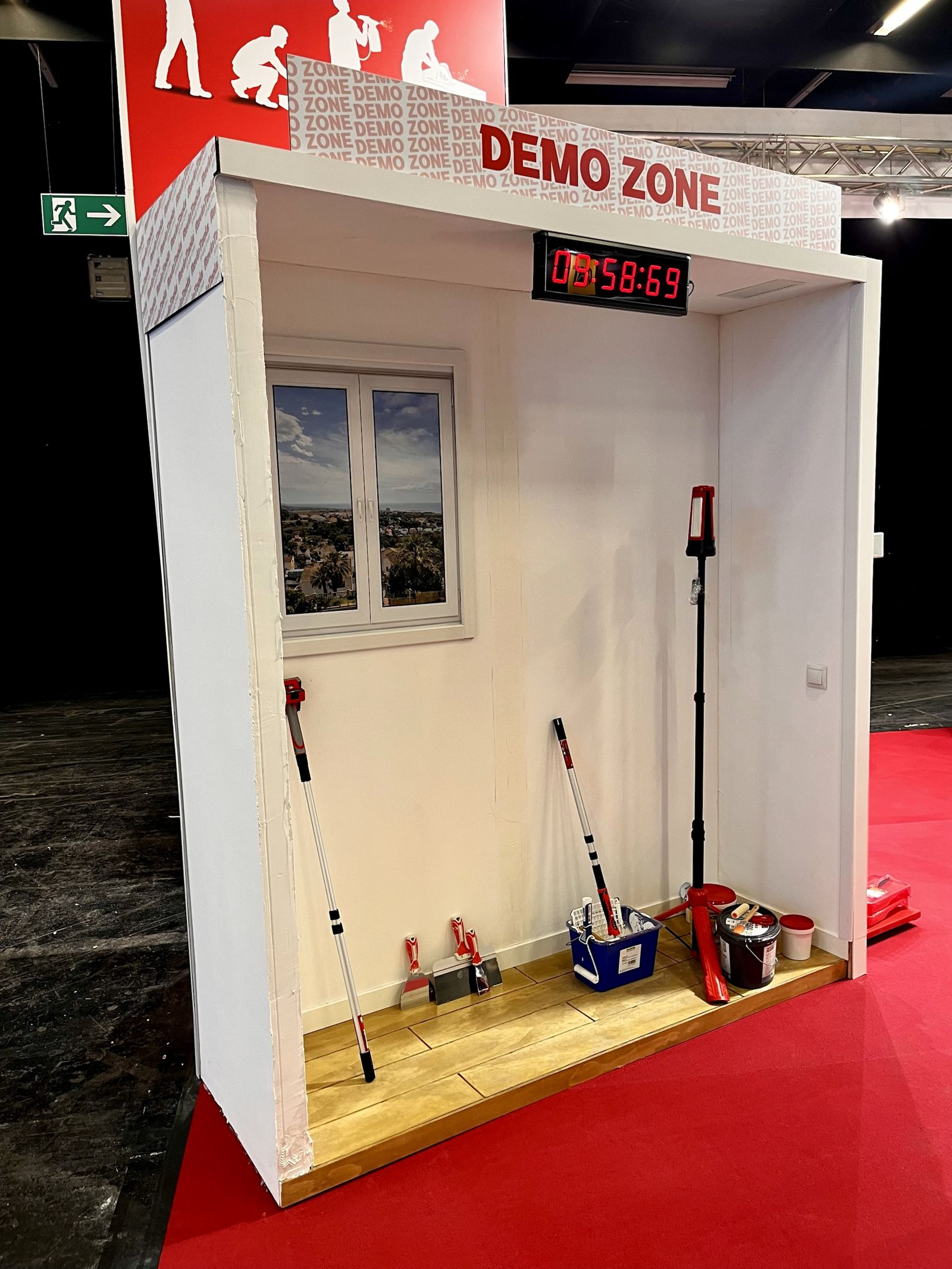Rovin Tools demo zone: a miniature room with a window, wooden floor and tools, at the Eisenwarenmesse trade fair in Cologne